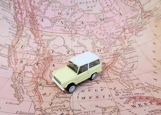 Les Meilleures Astuces pour Voyager Loin avec un Petit Budget