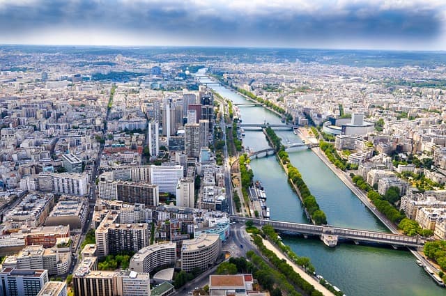 Les Meilleures Astuces pour Voyager Loin avec un Budget Serré