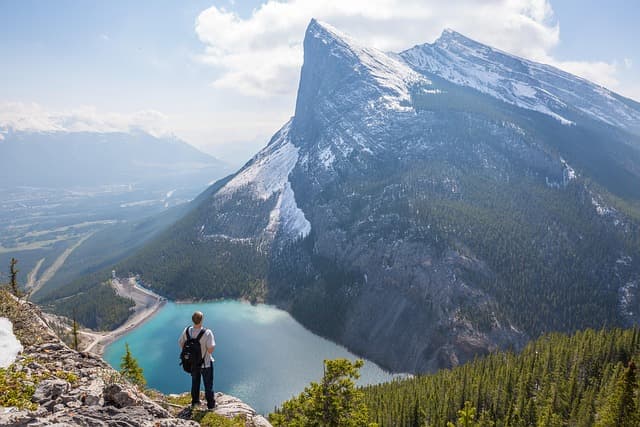 Le Guide Complet pour Voyager Loin Tout en Économisant